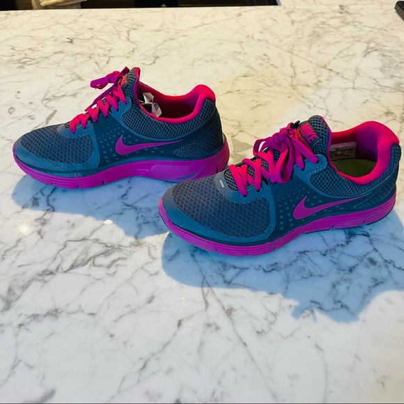 NEW Nike Sneakers - Picture 15 of 15